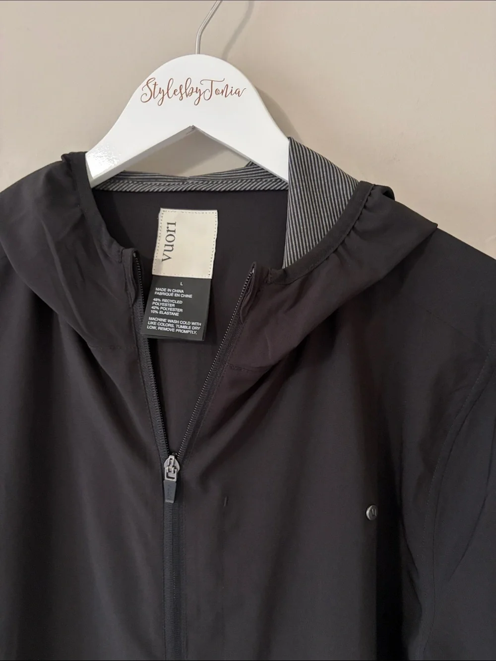 Vuori Outdoor Trainer Shell Black Mens Hooded Jacket Stretch Pockets Sz L - Picture 6 of 16